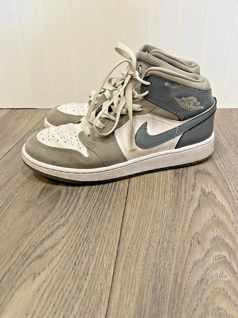 NIKE AIR JORDAN 1 MID SE (GS) Medium Cool Grey (HF3193 100) Youth Size 7Y